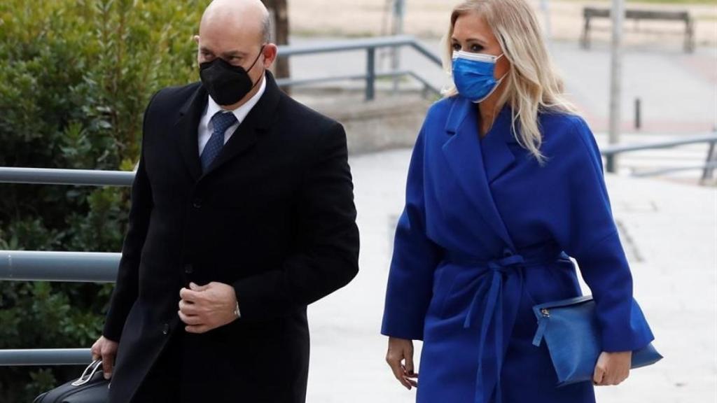 Cristina Cifuentes llega este viernes a la Audiencia de Madrid junto a su letrado, José Antonio Choclán./
