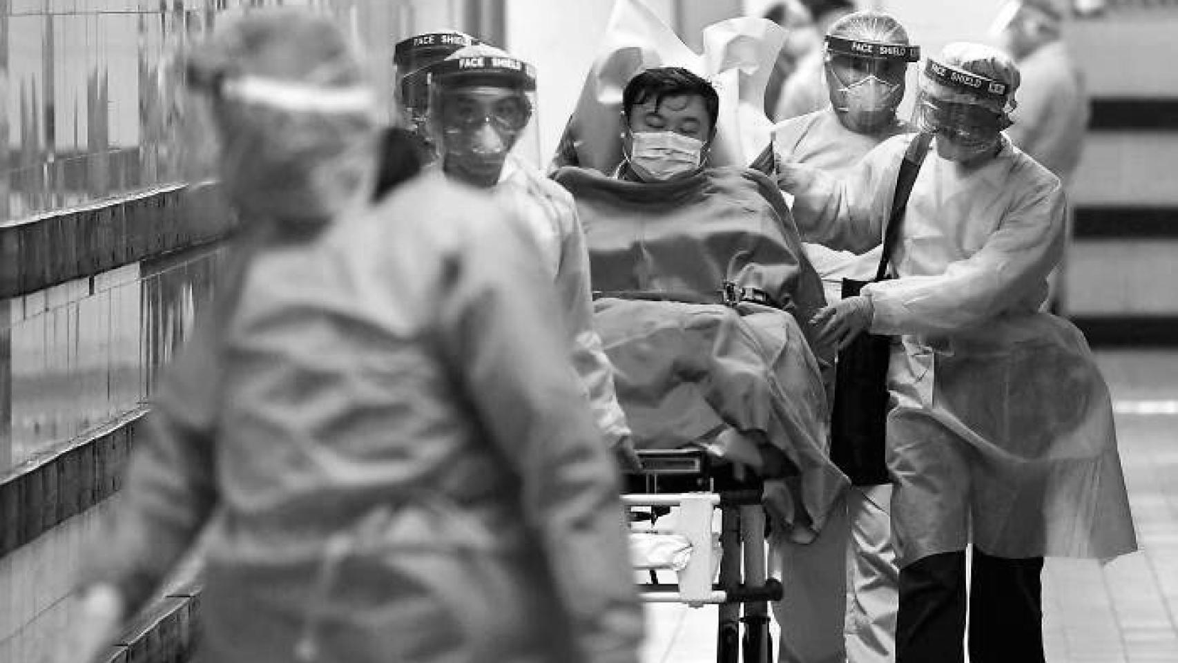 Sanitarios trasladando a un afectado por Covid-19.