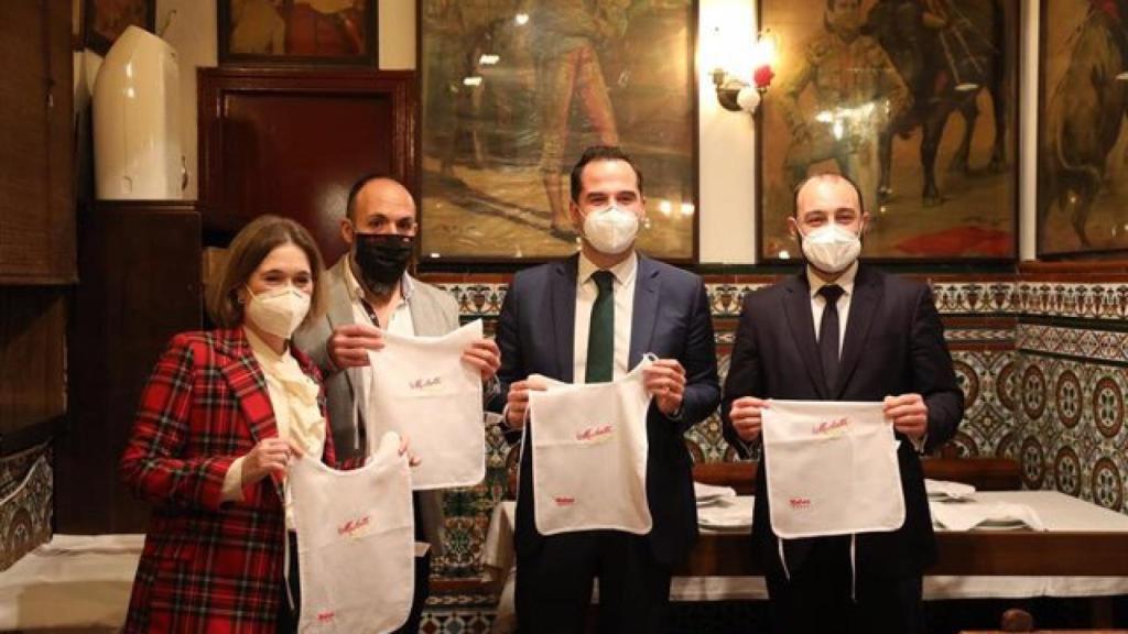 Ignacio Aguado, vicepresidente de Madrid, durante su visita a un restaurante de Madrid.