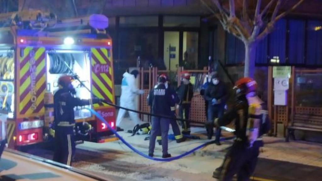 Los bomberos intervienen de madrugada en el incendio de la residencia soriana.