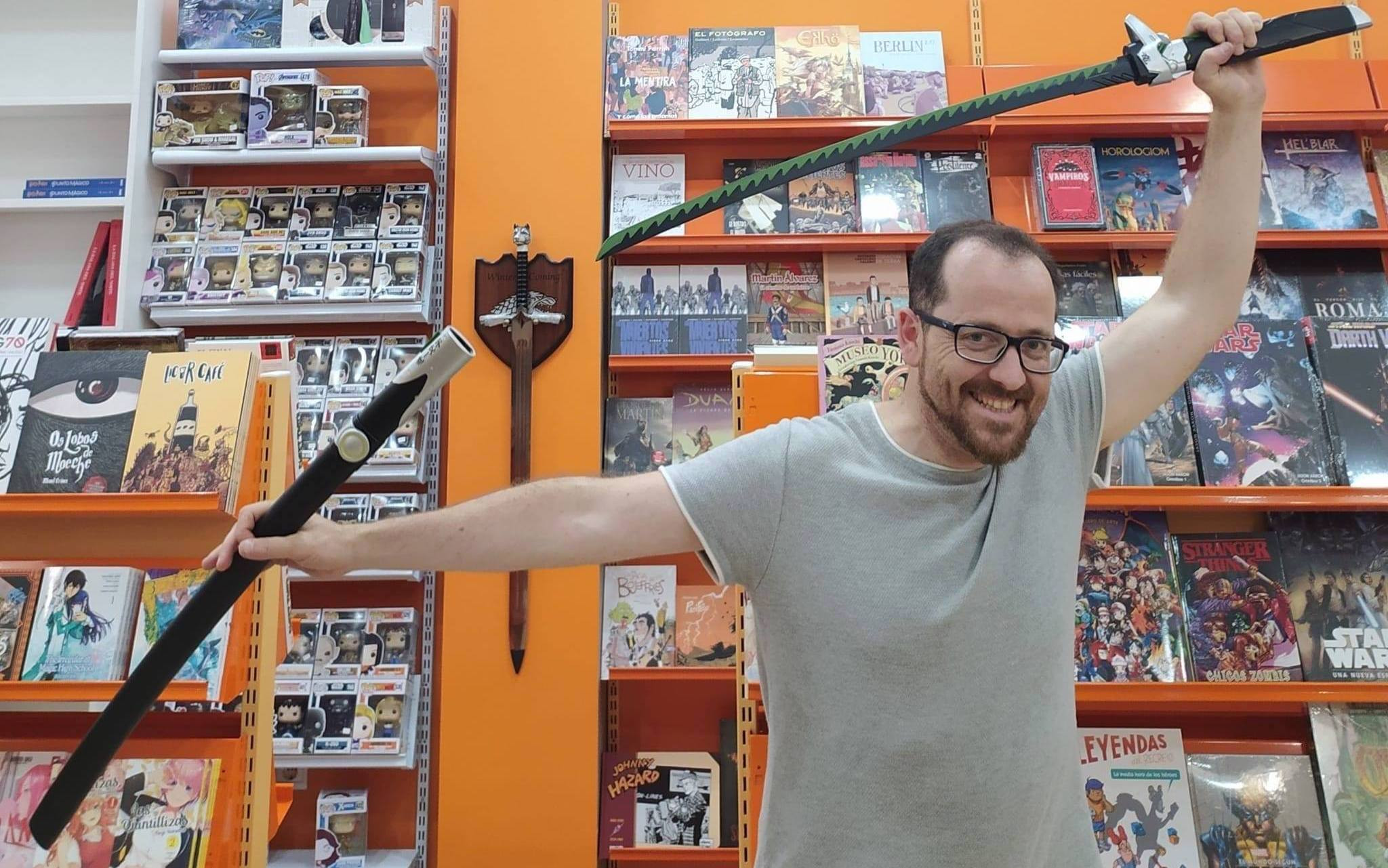 Uno de los socios en la puesta a punto de la nueva tienda.