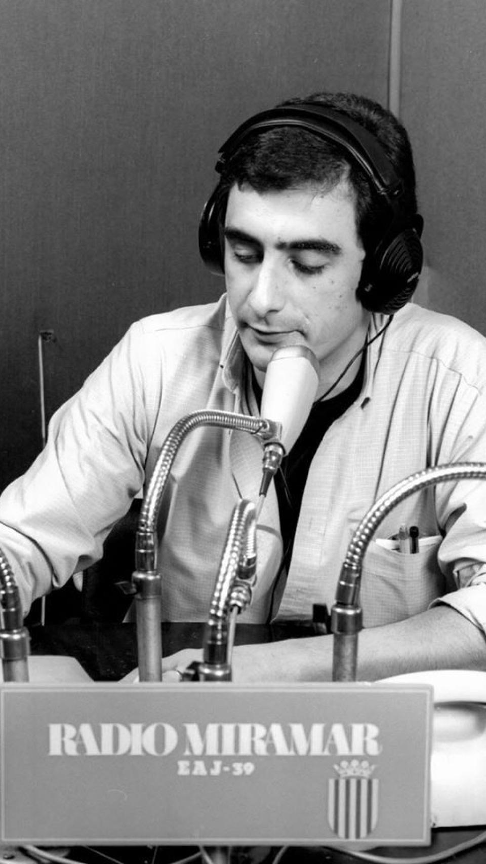 Carlos Herrera en Radio Miramar a la edad de 23 años.