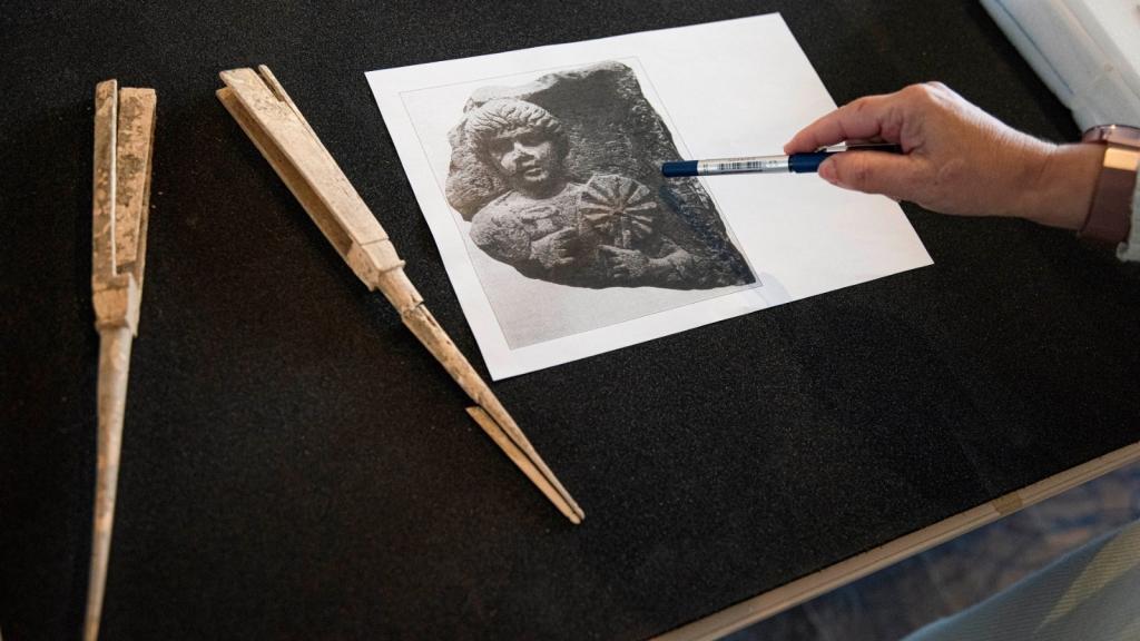 El abanico hallado, junto a una imagen funeraria en la que una mujer aparece con un paipái.