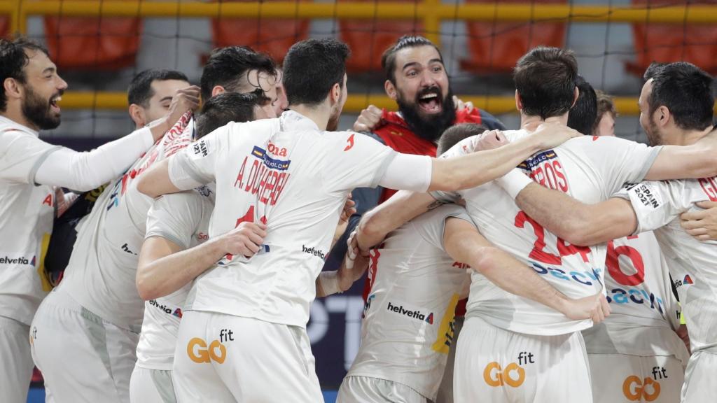 Los Hispanos tras obtener el pase a las semis del Mundial de balonmano
