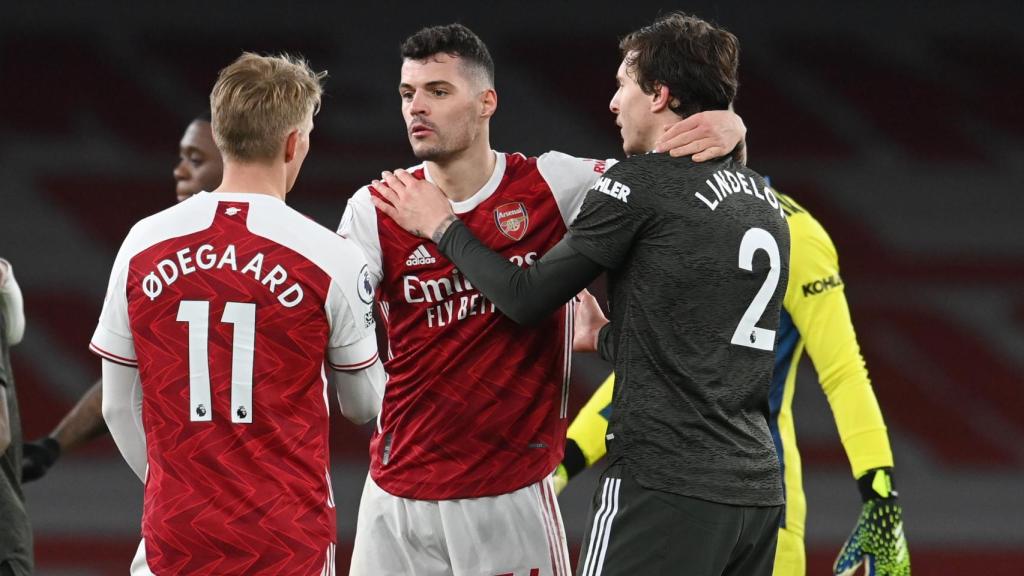 Granit Xhaka y Martin Odegaard junto a Victor Lindelof, tras el Arsenal - Manchester United