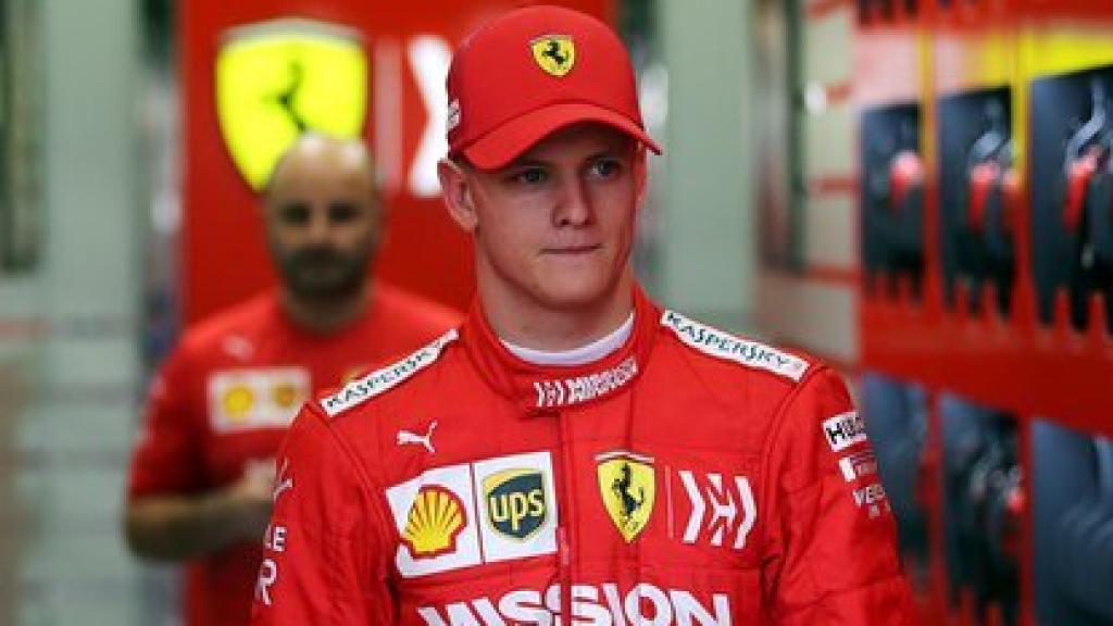 Mick Schumacher, vestido con el mono de Ferrari