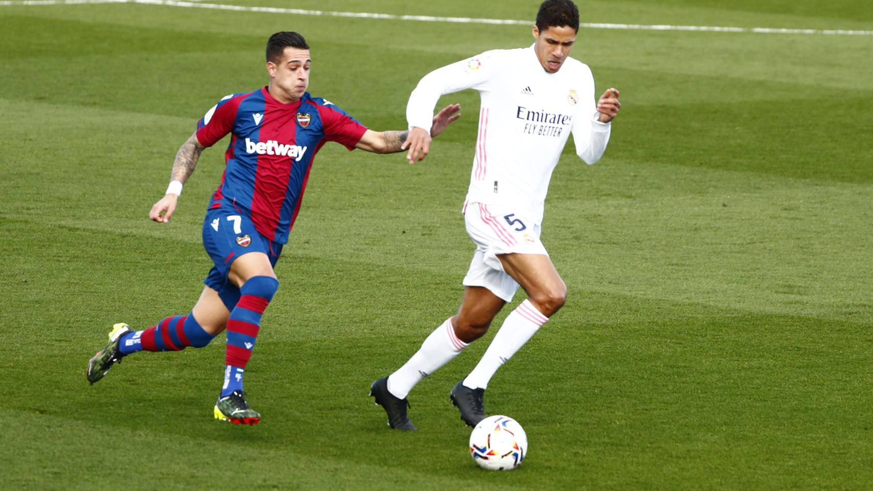 Nemanja Radoja intenta superar a Raphael Varane