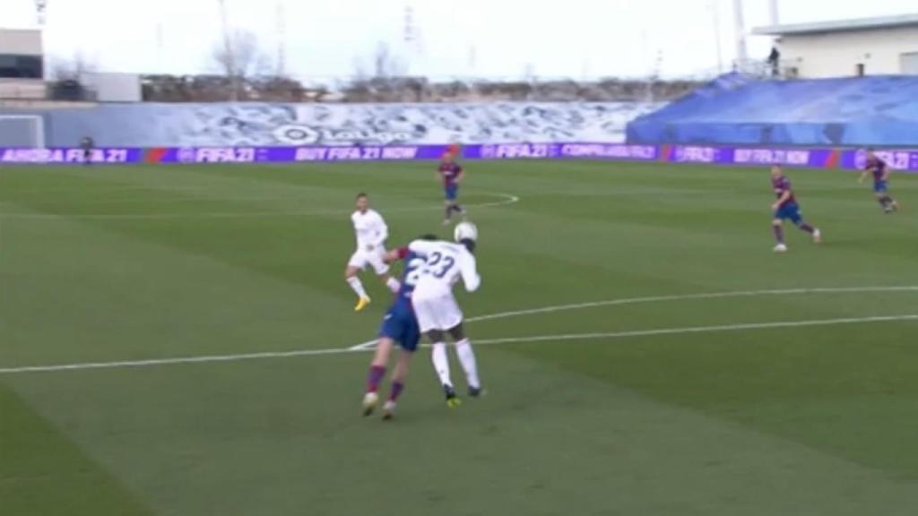 El VAR analiza una jugada entre Melero y Mendy previa al gol de Asensio al Levante