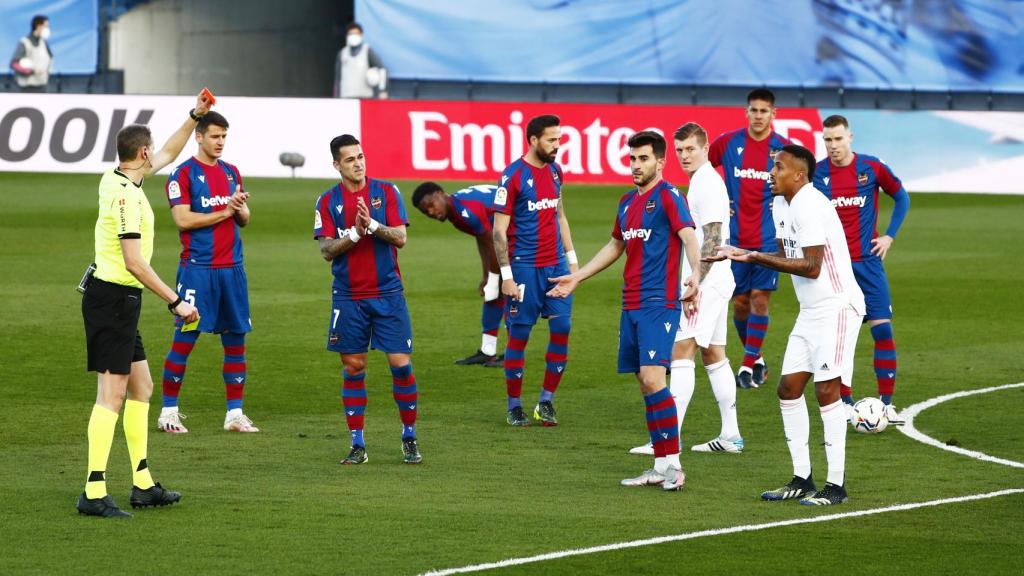 David Medié Jiménez expulsa a Eder Militao