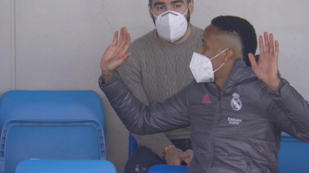 El cabreo de Militao en la grada del Di Stéfano tras ser expulsado ante el Levante