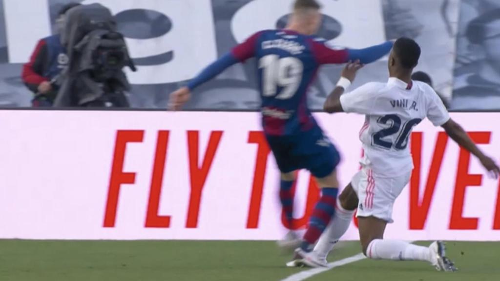 Penalti de Vinicius pitado por el VAR