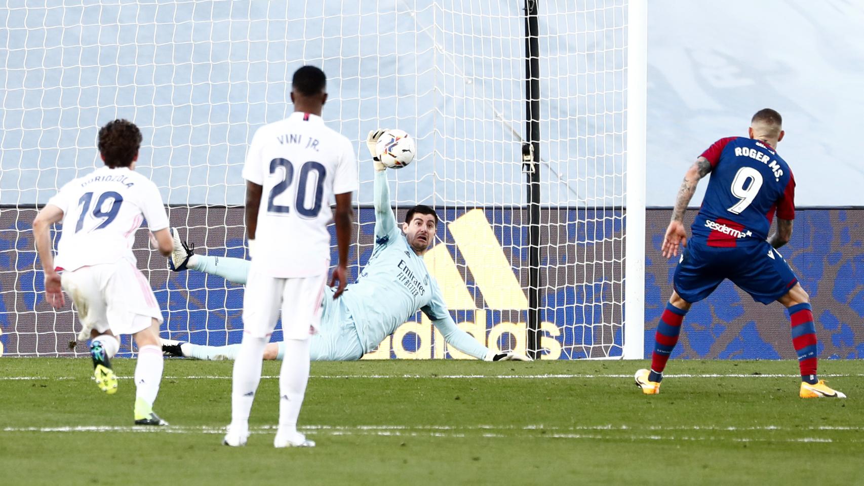 Penalti parado de Courtois a Roger, en el Real Madrid - Levante de la jornada 21 de La Liga
