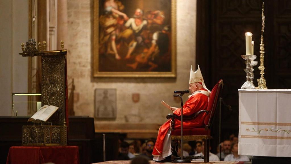 El arzobispo Antonio Cañizares, en la Catedral de Valencia. EE