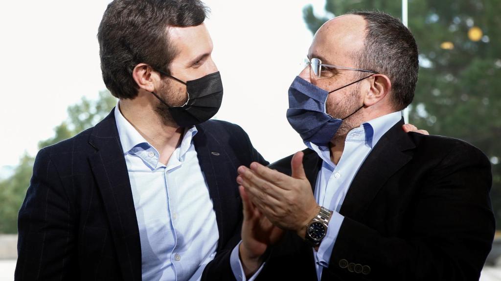 El presidente del PP, Pablo Casado, y el líder del PPC, Alejandro Fernández.