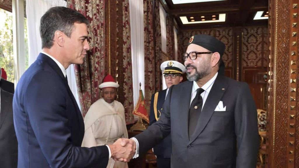 El presidente español, Pedro Sánchez, estrecha la mano de Mohamed VI durante una visita a Marruecos.