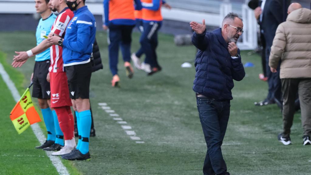 Cervera se queja en el banquillo del Cádiz