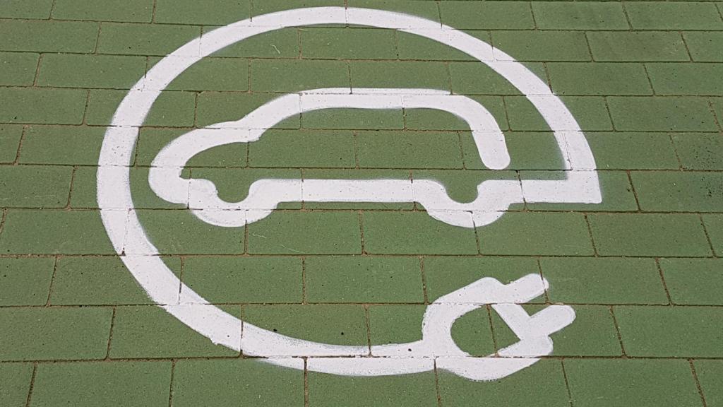 Imagen señalizadora de un punto de recarga para coche eléctrico.