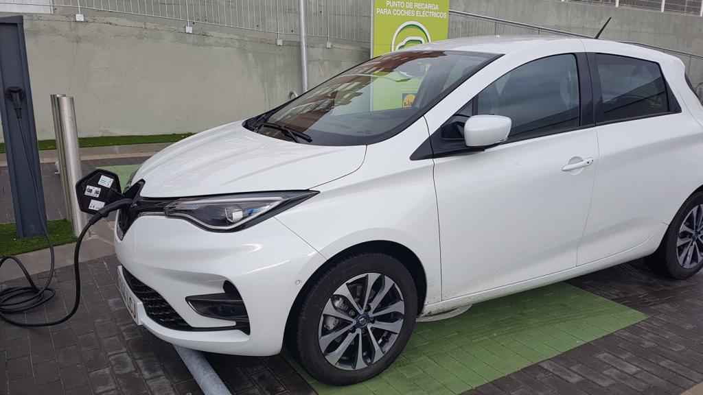 El Renault Zoe, uno de los eléctricos más vendidos, durante una carga.