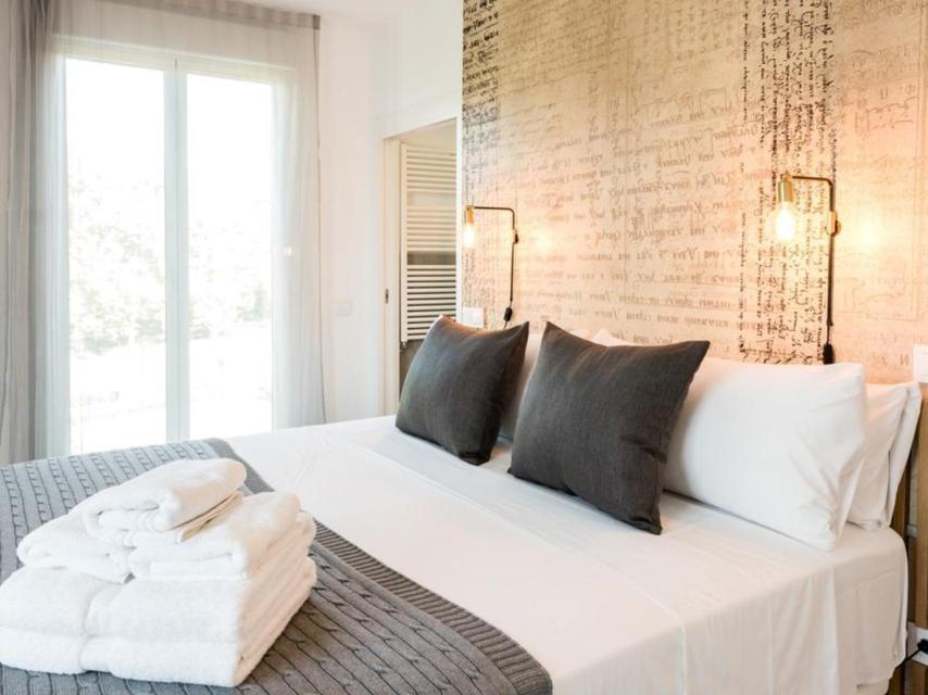 La cama debe llevar cojínes.