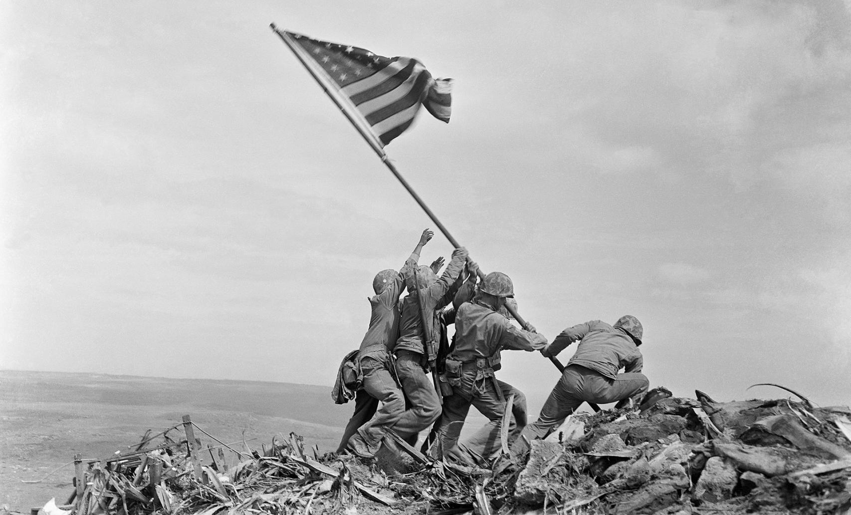 Alzando la bandera en Iwo Jima.