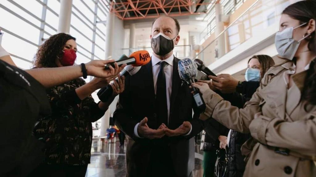 Bascuñana, atiende a los medios tras el acto oficial.