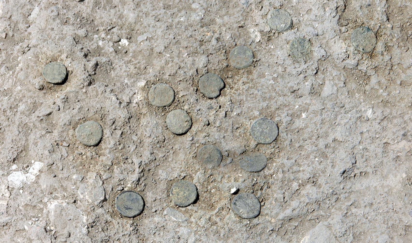 Detalle de las monedas descubiertas en la calle 1.