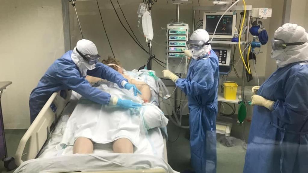 Momento de higiene del paciente.