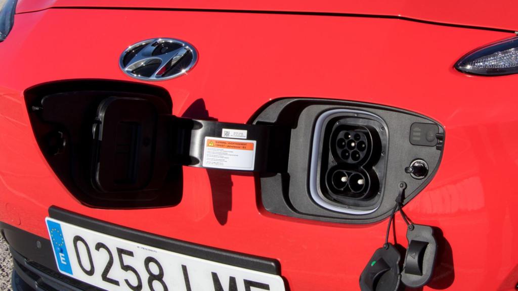 En el frontal del vehículo está situada la toma de carga.