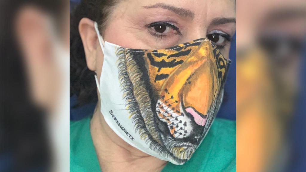 La doctora Gómez Grande, ataviada con una mascarilla del Serengueti.