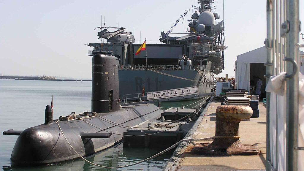 S-74 Tramontana en primer plano y el buque Juan Carlos I al fondo