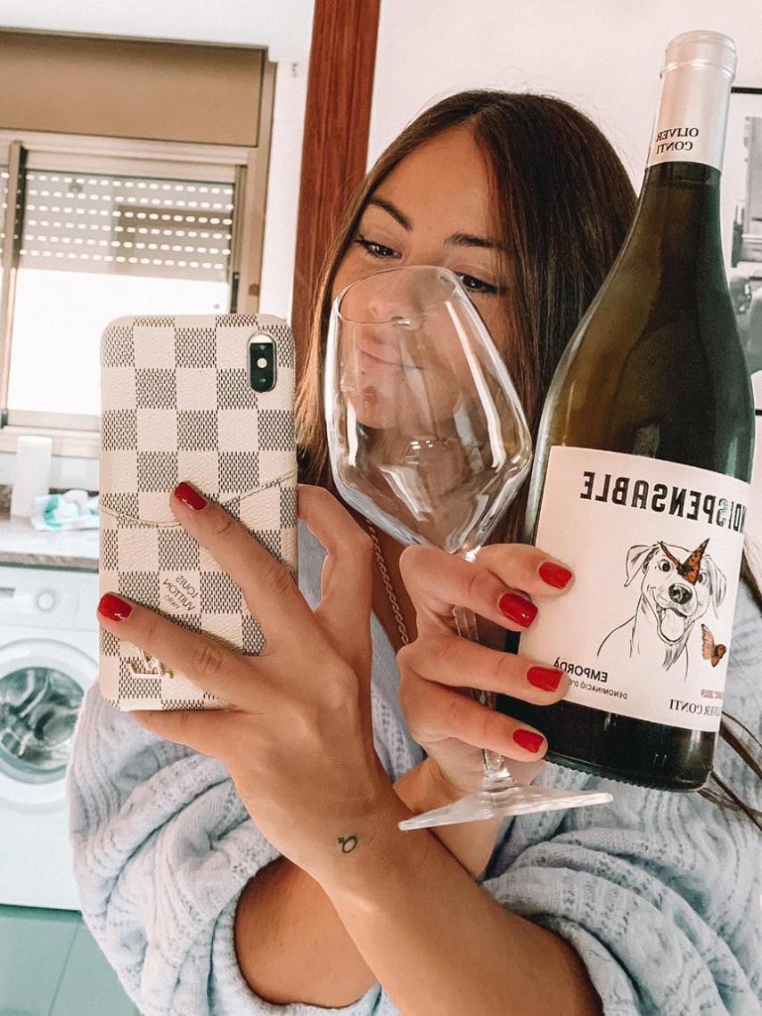 A Melyssa Pinto le gusta, en el fin de semana, tomarse una copa de vino blanco mientras ve una película.