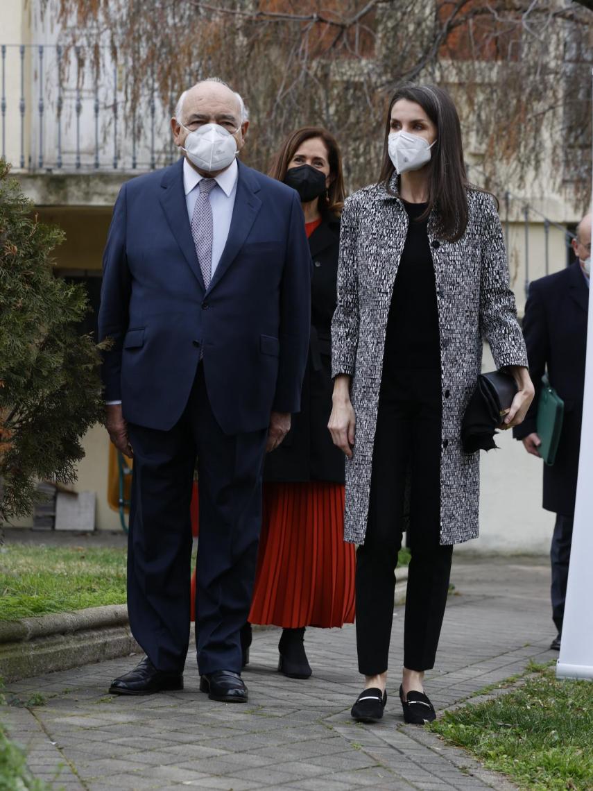 Letizia ha estrenado unos mocasines de ante de la firma alemana Hugo Boss.