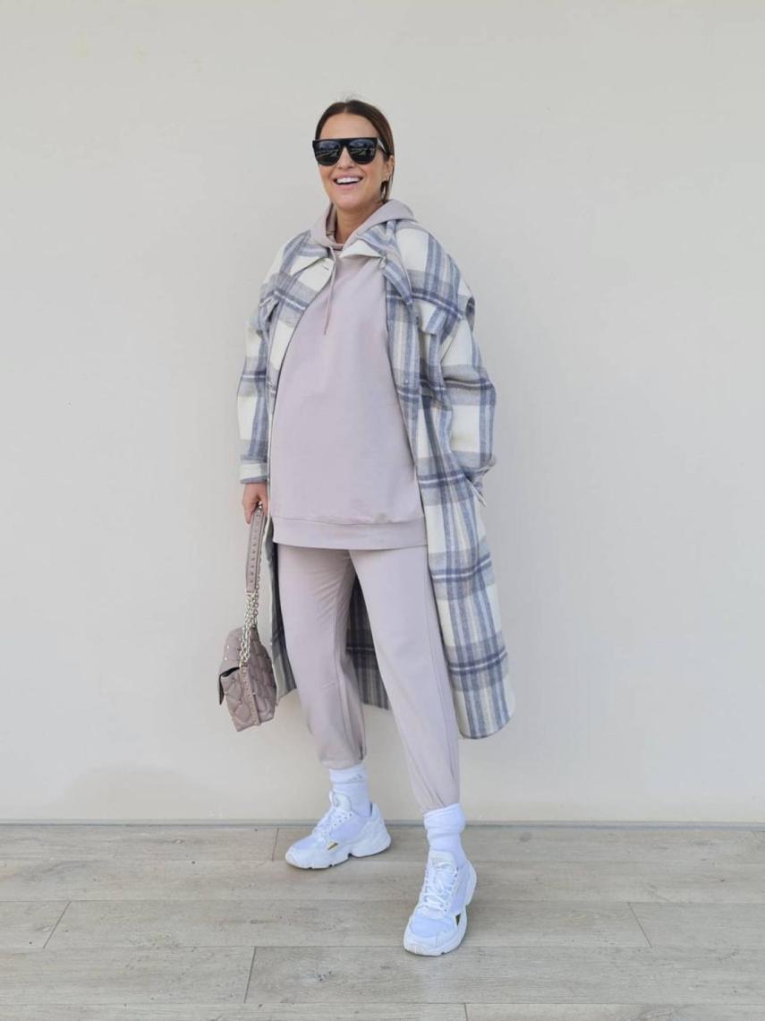 Paula Echevarría luce calcetines blancos  con zapatillas deportivas.