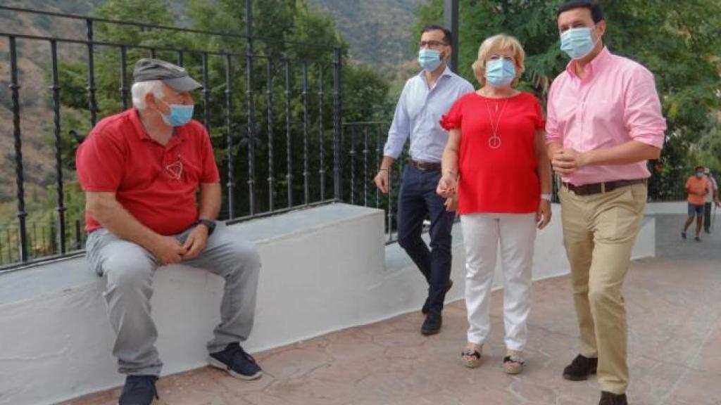 La alcaldesa de Laroya, Loli Moreno, junto al presidente de la Diputación de Almería, Javier A. García.