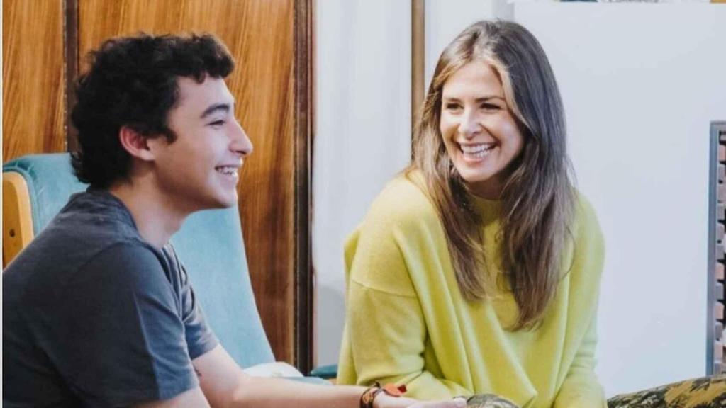 Nuria Roca junto a su hijo Juan del Val.