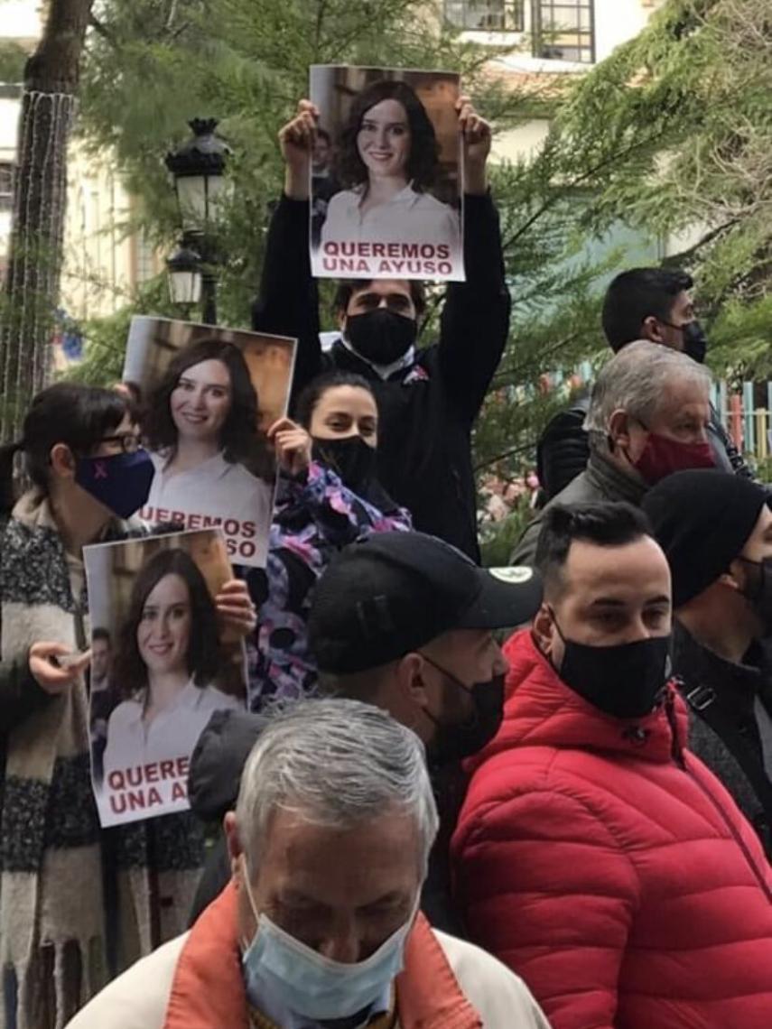 Varios manifestante en Albacete con carteles que dicen: Queremos una Ayuso.