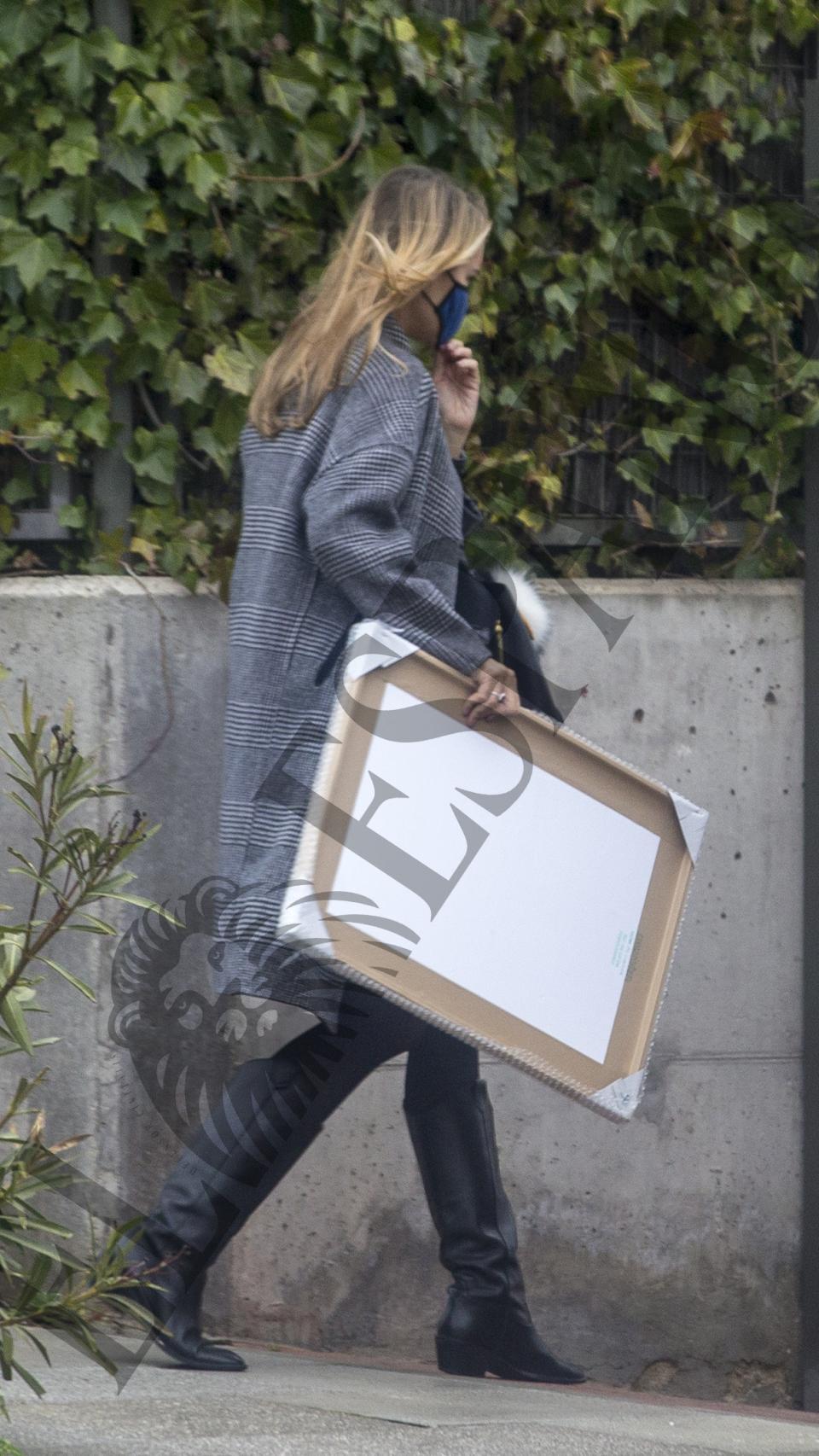 Alba Carrillo llegando a su casa tras la noche en el hotel.