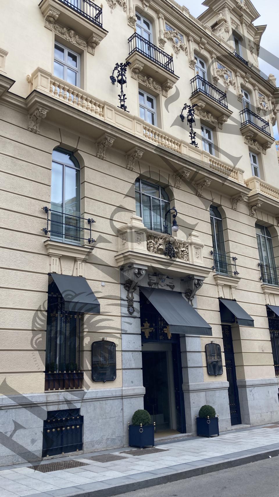 La puerta del hotel en el centro de Madrid donde pernoctaron Alba y Santi.