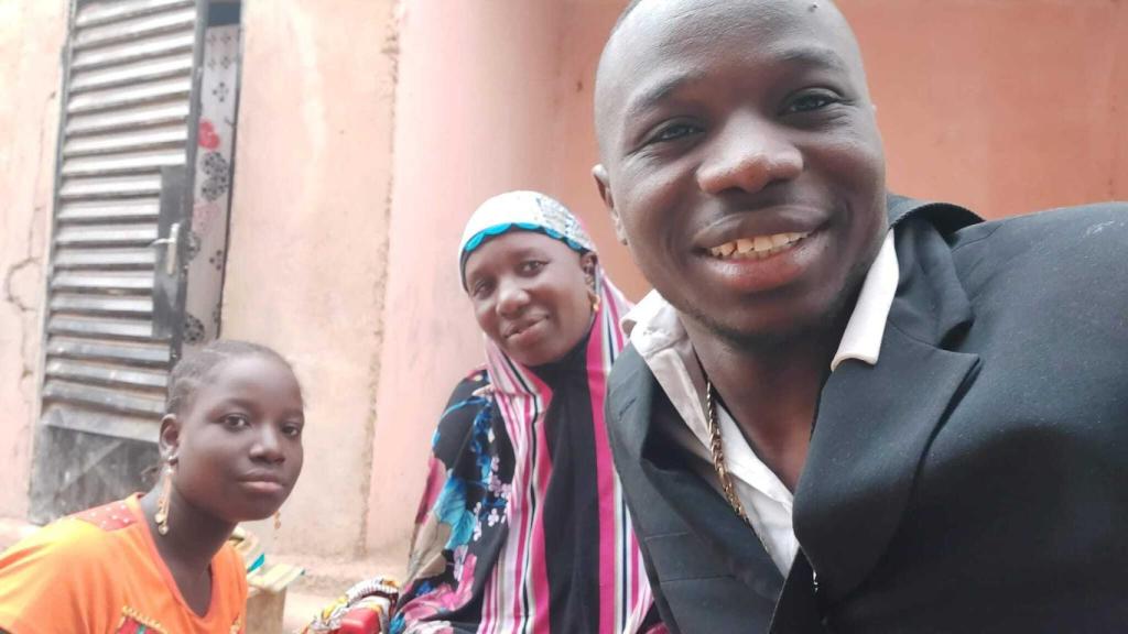 Madala junto a su madre y una hermana.