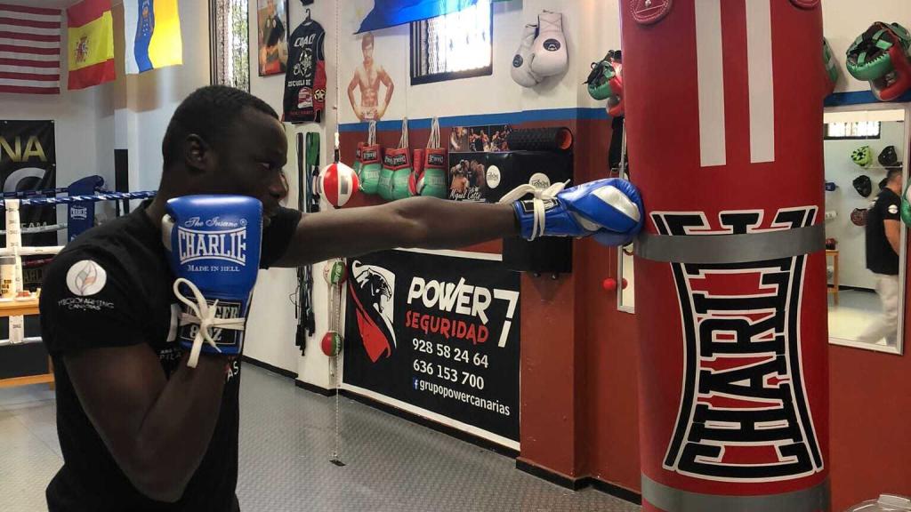 Madala Tounkara compagina su trabajo como pizzero en Gran Canaria con el boxeo.