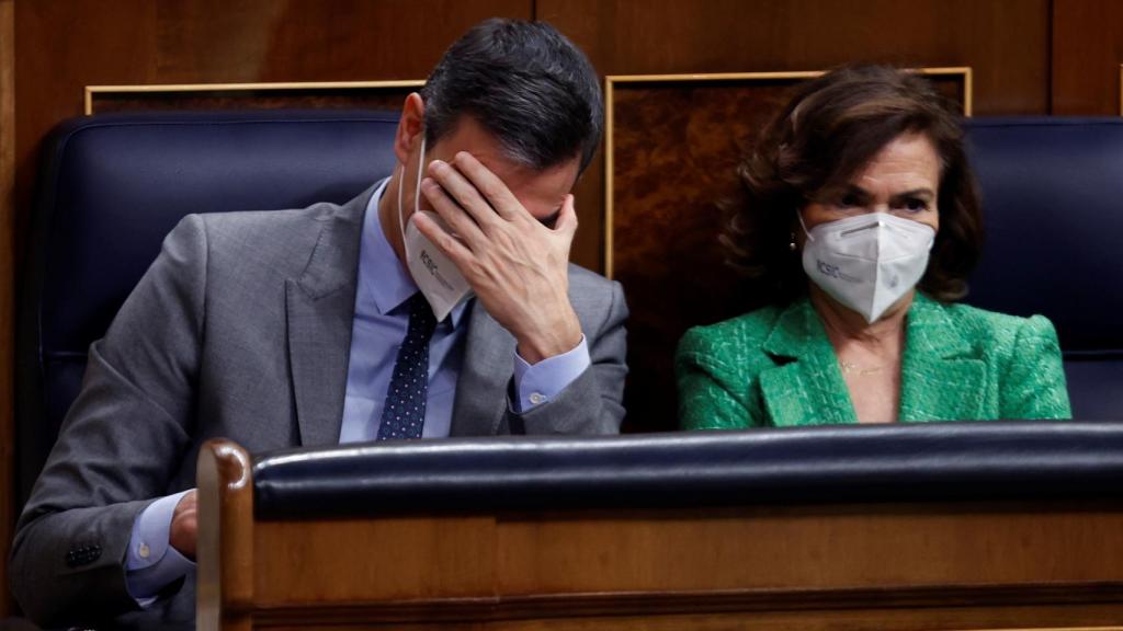Pedro Sánchez y Carmen Calvo en el Congreso de los Diputados.