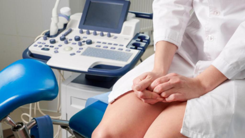 Una paciente en la consulta ginecológica.