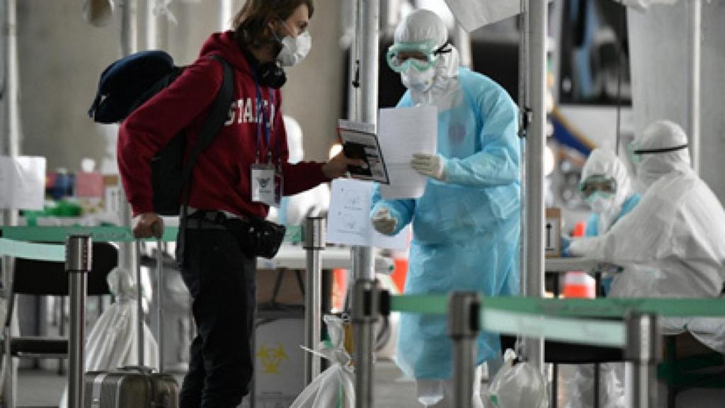 Control Covid a un viajero en un aeropuerto europeo. Efe