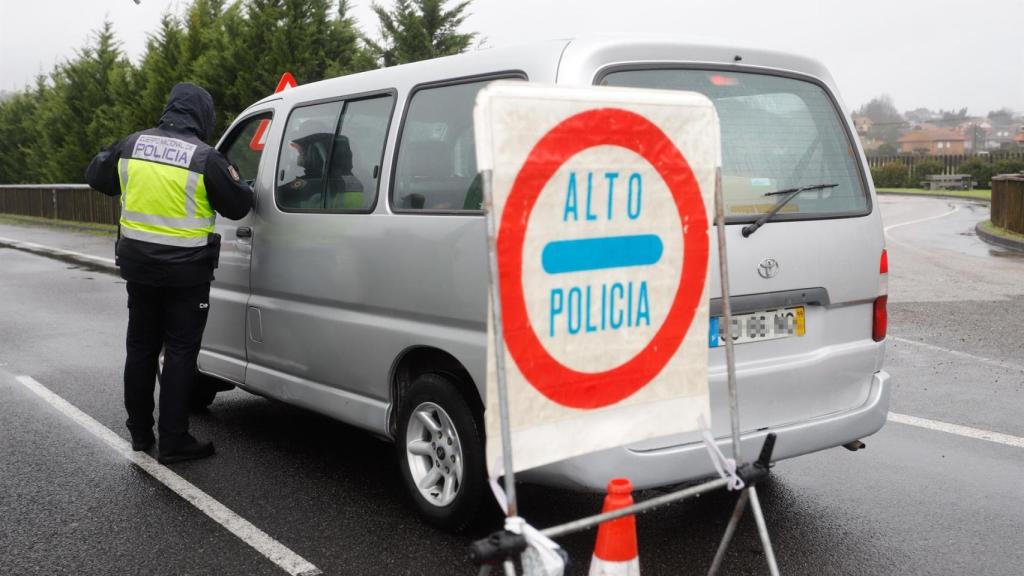 Un control en la frontera del Puente Internacional Tui-Valença, en Pontevedra.