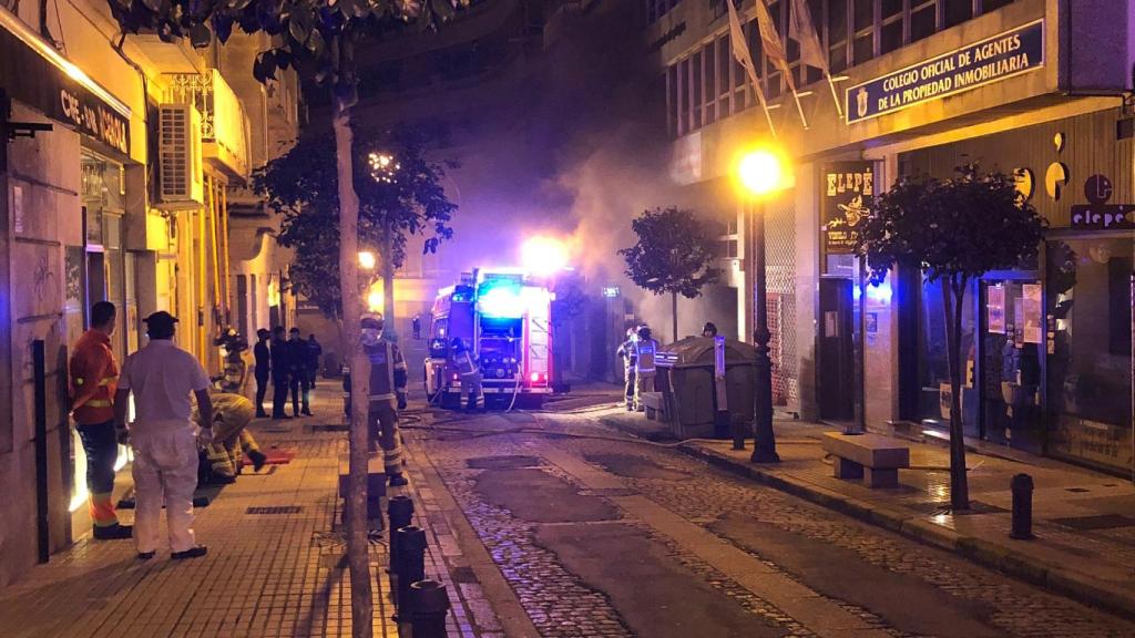 Los bomberos sofocan el incendio del parking de Doctor Cadaval