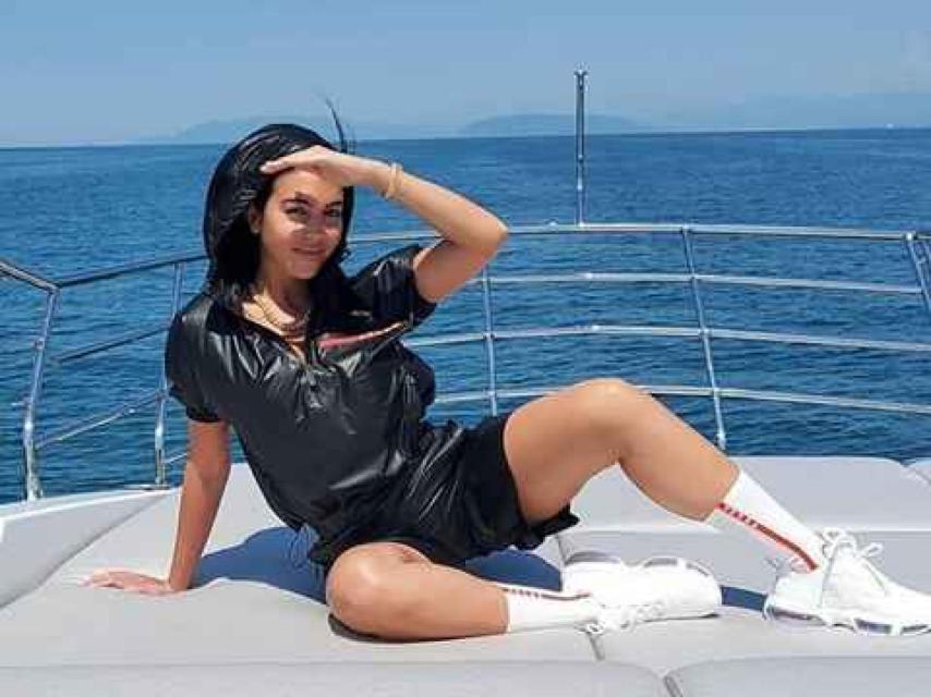 Georgina Rodríguez con 'total look' de Prada.