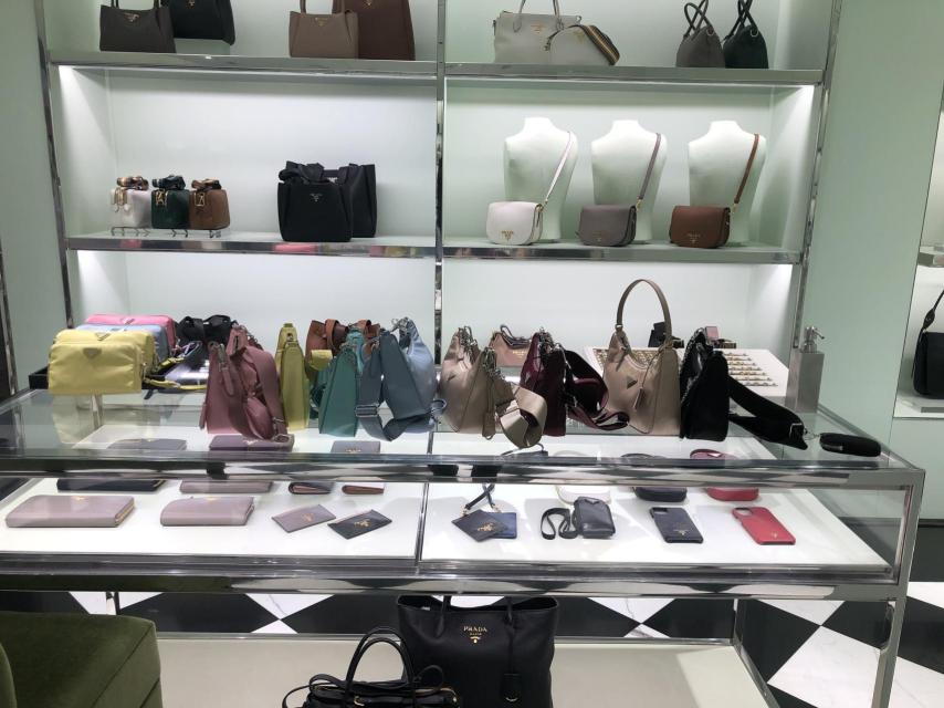 Hornada de bolsos de Prada recién llegados a la boutique de El Corte Inglés de Nuevos Ministerios en Madrid.
