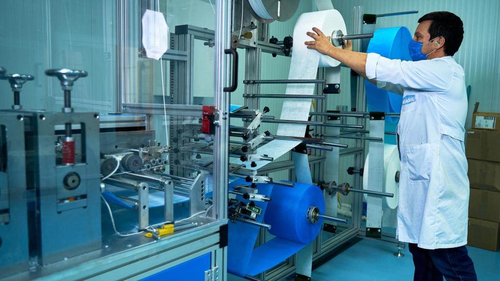 Un trabajador manipula la máquina de Making Mask que produce 20.000 mascarillas diarias.