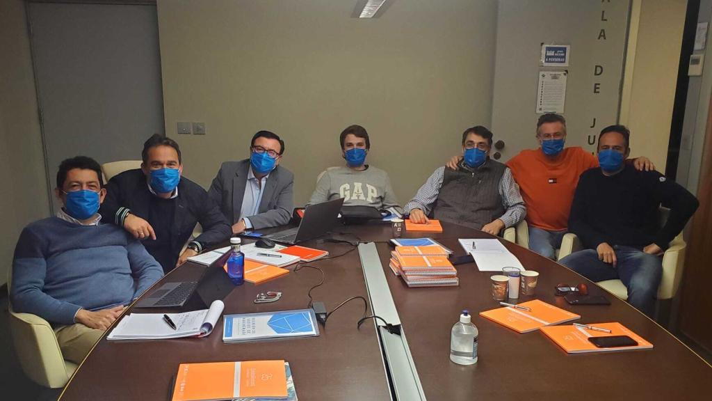 De izquierda a derecha, los socios: Lorenzo Domínguez, Ángel Aparicio, Ramón García, una persona no socia, Ramón Grael, Salvador Gea y Juan Manuel Jiménez.