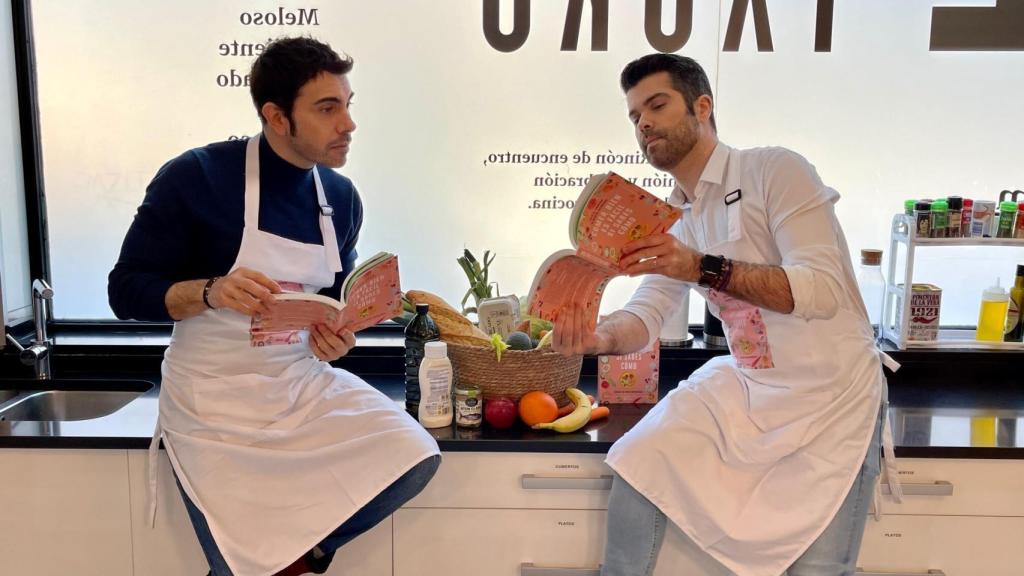 Alberto Herrera y Luis Alberto Zamora con su libro 'Comer bien es fácil si sabes cómo'.